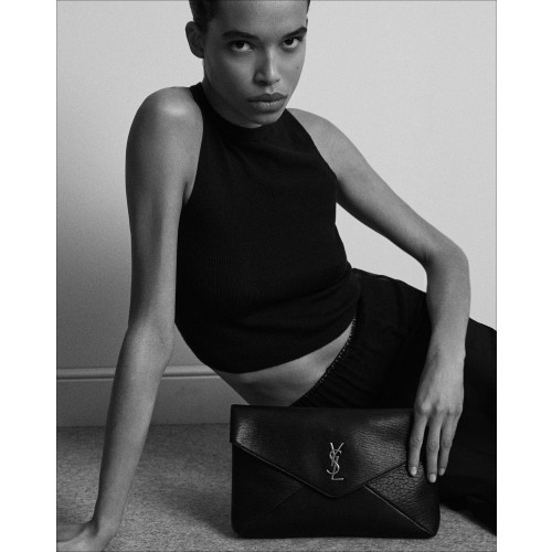 CASSANDRE grande pochette enveloppe en cuir d&rsquo;agneau | Saint Laurent | YSL.com